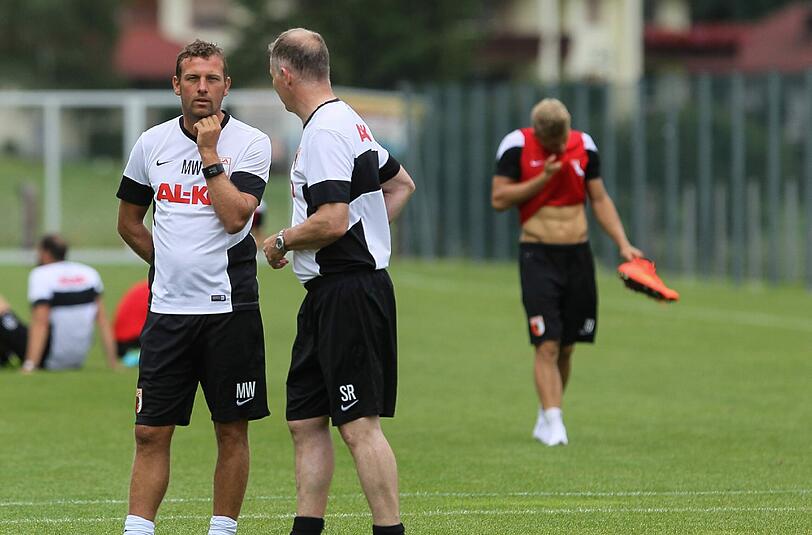 FCA-Trainer Markus Weinzierl (l.) im Gespräch mit Geschäftsführer Stefan Reuter im Trainingslager Walchsee.
