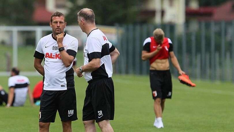 FCA-Trainer Markus Weinzierl (l.) im Gespräch mit Geschäftsführer Stefan Reuter im Trainingslager Walchsee. FCA-Trainer Markus Weinzierl (l.) im Gespräch mit Geschäftsführer Stefan Reuter im Trainingslager Walchsee.