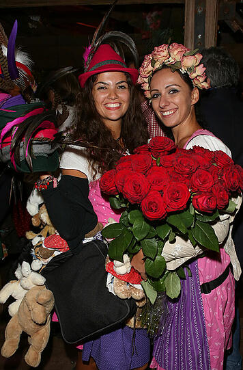Bianca und Silvia im Käferzelt