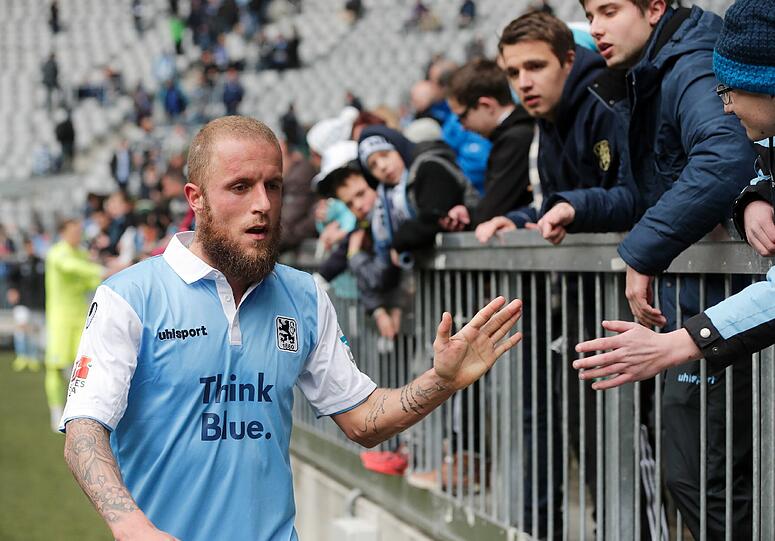 Daniel Adlung bedankt sich für die Fan-Unterstützung nach der 0:1-Heimpleite gegen Aue.