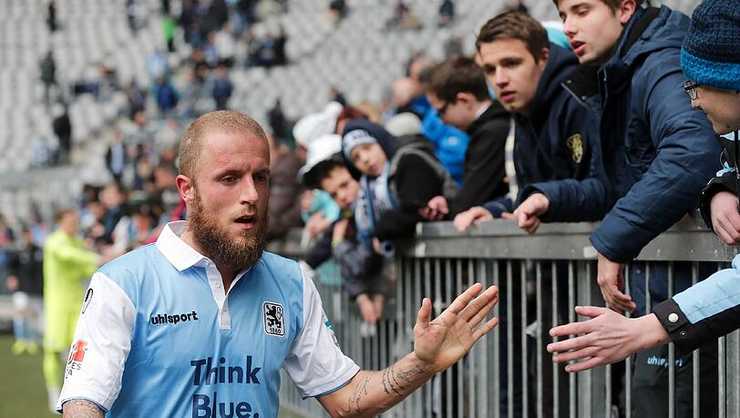 Daniel Adlung bedankt sich für die Fan-Unterstützung nach der 0:1-Heimpleite gegen Aue. Daniel Adlung bedankt sich für die Fan-Unterstützung nach der 0:1-Heimpleite gegen Aue.