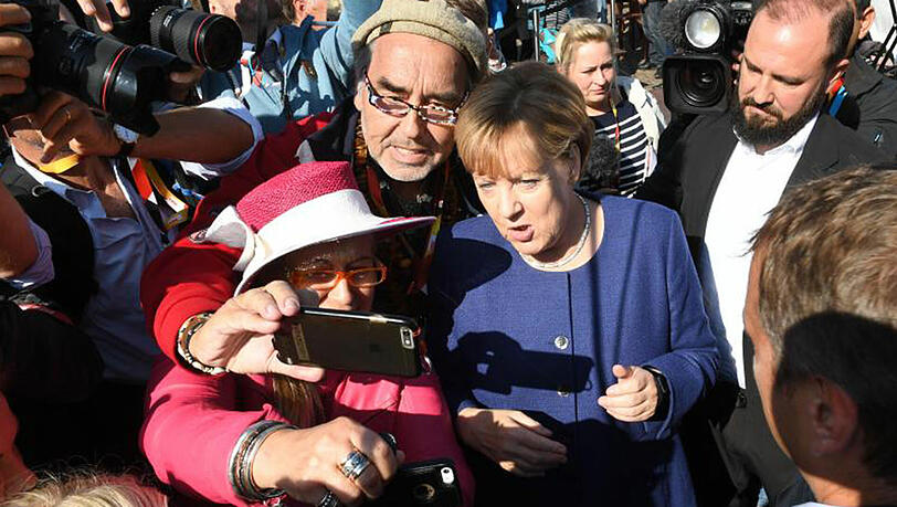 Bei einem Wahlkampfauftritt auf Rügen fordert Angela Merkel die SPD auf, sich von einer Koalition mit der Linken zu distanzieren. Bei einem Wahlkampfauftritt auf Rügen fordert Angela Merkel die SPD auf, sich von einer Koalition mit der Linken zu distanzieren.