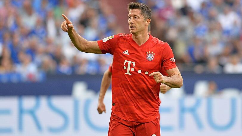 ROBERT LEWANDOWSKI, NOTE 1+: Der Matchwinner! Die Veltins Arena als sehr gutes Pflaster für den Mittelstürmer. Erzielte hier einst sein allererstes Bundesligator (2010 für den BVB), dann seinen ersten Pflichtspieltreffer für Bayern (2014). Verwandelte den Elfmeter zum 1:0 souverän, den Freistoß zum 2:0 hinterher. Legte per Rechtsschuss nach. Steht schon bei fünf (!)Saisontreffern &ndash; war damit zum neunten Mal in Folge gegen Schalke erfolgreich.