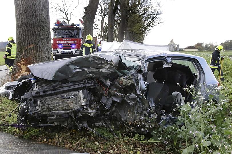 Ein 27-jähriger Student stirbt nach Aufprall gegen Baum.