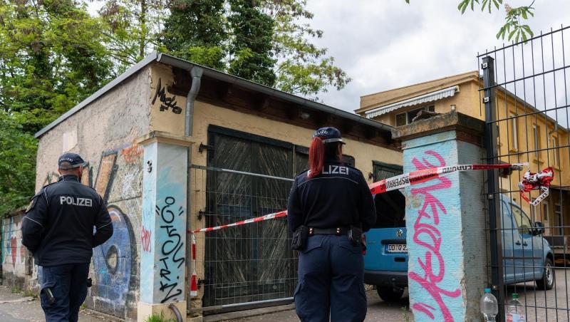 Polizisten sichern die Einfahrt des Hauses im Stadtteil Neustadt. Polizisten sichern die Einfahrt des Hauses im Stadtteil Neustadt.