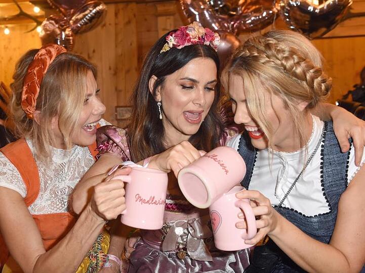 Ursula Karven (l-r), Viktoria Lauterbach und Viviane Geppert feiern bei den "Madlwiesn" im Schützenfest Zelt.