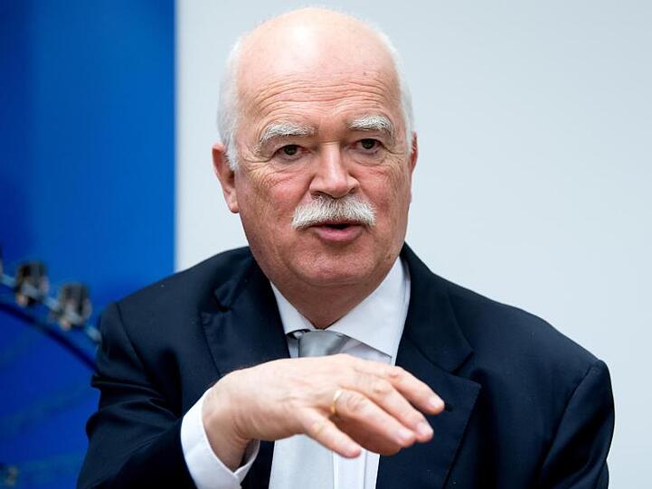 "Über die Billionenprogramme, die den deutschen Staatshaushalt via EZB belasten, ist keine einzige Stunde im Parlament in Deutschland diskutiert worden", sagt Peter Gauweiler..