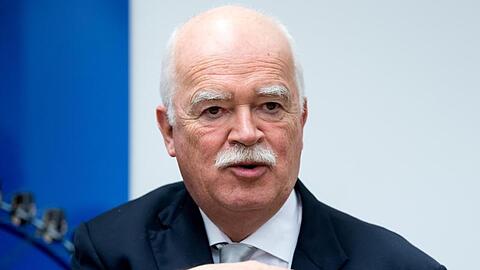 "Über die Billionenprogramme, die den deutschen Staatshaushalt via EZB belasten, ist keine einzige Stunde im Parlament in Deutschland diskutiert worden", sagt Peter Gauweiler..