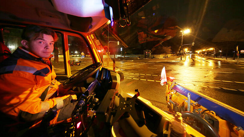 Seit acht Jahren arbeitet Josef Zeilermeier für den Winterdienst. Mit Autofahren habe sein Job gar nichts zu tun. Schließlich ist sein Pflug über drei Meter breit.