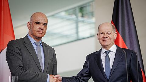 Bundeskanzler Olaf Scholz (r, SPD) und Alain Berset, Bundespräsident der Schweizerischen Eidgenossenschaft, geben im Bundeskanzleramt eine Pressekonferenz.