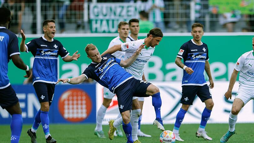 Der Darmstädter Fabian Holland (l) in Aktion gegen den Fürther Lukas Petkov (r).