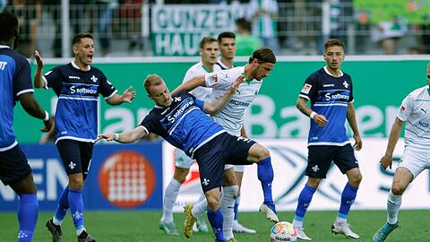 Der Darmstädter Fabian Holland (l) in Aktion gegen den Fürther Lukas Petkov (r).