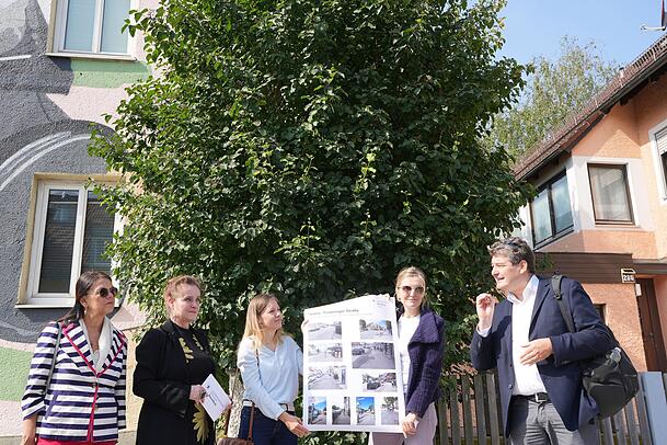 Vorher-nachher: Norbert Kobald (re) von der Münchner Gesellschaft für Stadterneuerung (MGS) erklärt die Veränderungen in der Truderinger Straße. Vorher-nachher: Norbert Kobald (re) von der Münchner Gesellschaft für Stadterneuerung (MGS) erklärt die Veränderungen in der Truderinger Straße.