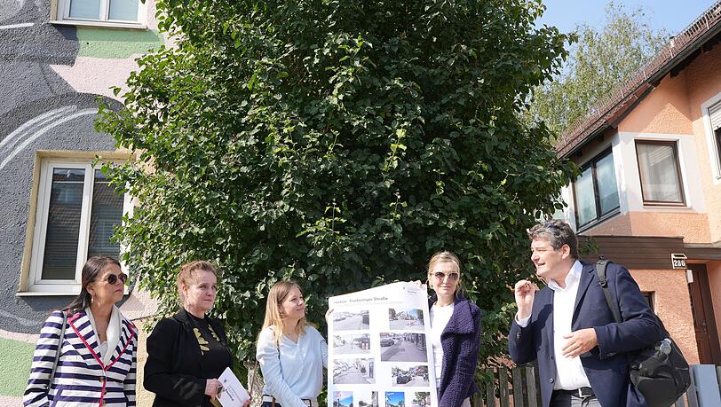 Vorher-nachher: Norbert Kobald (re) von der Münchner Gesellschaft für Stadterneuerung (MGS) erklärt die Veränderungen in der Truderinger Straße. Vorher-nachher: Norbert Kobald (re) von der Münchner Gesellschaft für Stadterneuerung (MGS) erklärt die Veränderungen in der Truderinger Straße.
