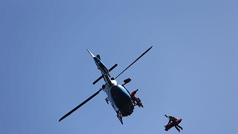 Mit einem Hubschrauber r&uuml;ckten die Einsatzkr&auml;fte aus. (Symbolbild)