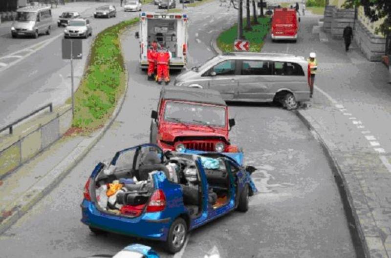 Da hat es ganz schön gekracht: Ein Mann gerät mit seinem Wagen auf die Gegenfahrbahn.