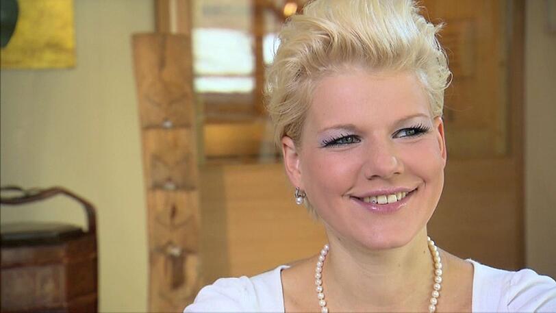Melanie freut sich, dass sie Bachelor Jan durch ihren Auftritt im Jacuzzi sprachlos gemacht hat.