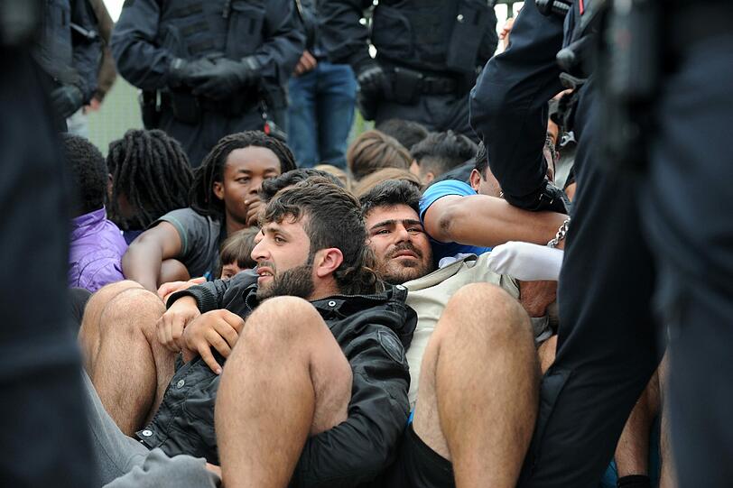 Die Organisatoren der Protestaktion schildern: "Die Polizisten ziehen die Menschen teilweise an den Haaren und Beinen aus der Gruppe raus".