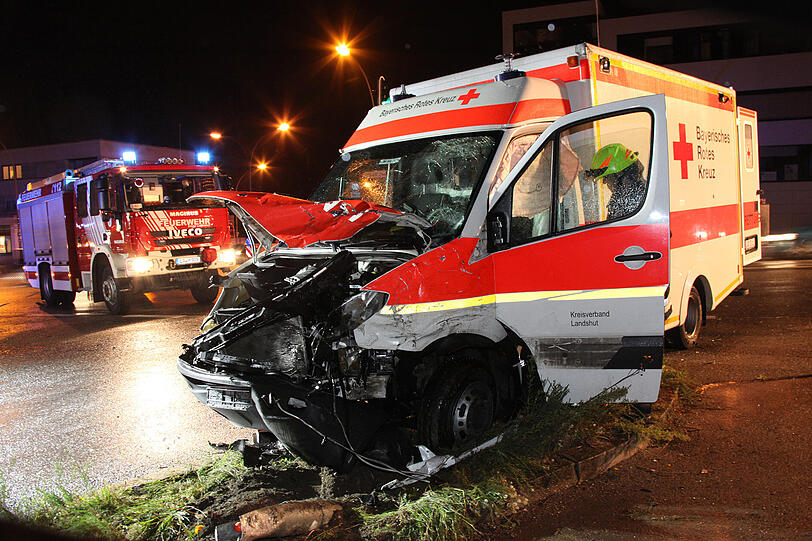 Der Sanka war mit Martinshorn und Blaulicht unterwegs gewesen, als er bei roter Ampel in die Kreuzung fuhr und den Wagen der 21-Jährigen voll erwischte.