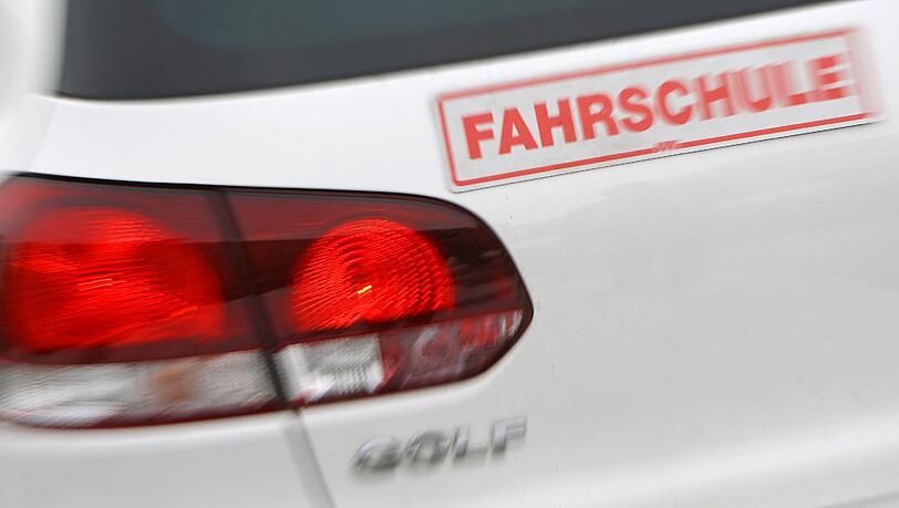 Gekifft und dann in die Fahrschule: Nach der Polizeikontrolle musste jeweils der Fahrschullehrer das Steuer übernehmen.
