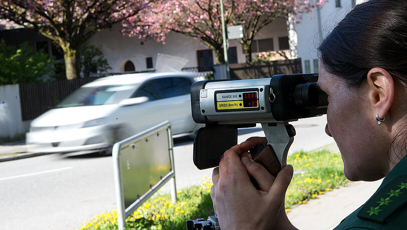 Die Polizei Bayern wird am Mittwoch zahlreiche Geschwindigkeitskontrollen durchführen. Die Polizei Bayern wird am Mittwoch zahlreiche Geschwindigkeitskontrollen durchführen.