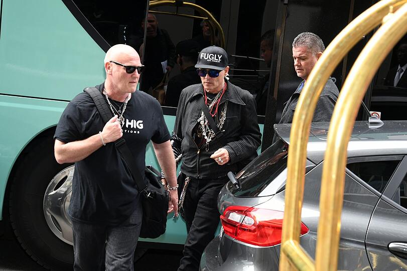 Johnny Depp wirkt ausgemergelt und blass, als er in Berlin ankommt.