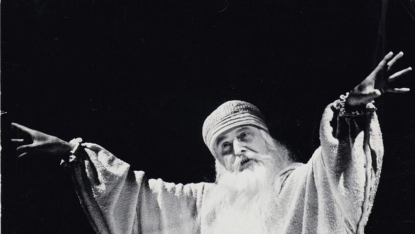Carlos Kleiber trat bei der Faschingsdienstags-„Fledermaus“ in der Bayerischen Staatsoper stets in besonderer Verkleidung auf – hier als Bhagwan, im Jahr 1980. Carlos Kleiber trat bei der Faschingsdienstags-„Fledermaus“ in der Bayerischen Staatsoper stets in besonderer Verkleidung auf – hier als Bhagwan, im Jahr 1980.