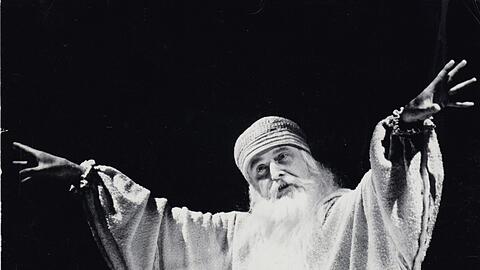 Carlos Kleiber trat bei der Faschingsdienstags-&bdquo;Fledermaus&ldquo; in der Bayerischen Staatsoper stets in besonderer Verkleidung auf &ndash; hier als Bhagwan, im Jahr 1980.