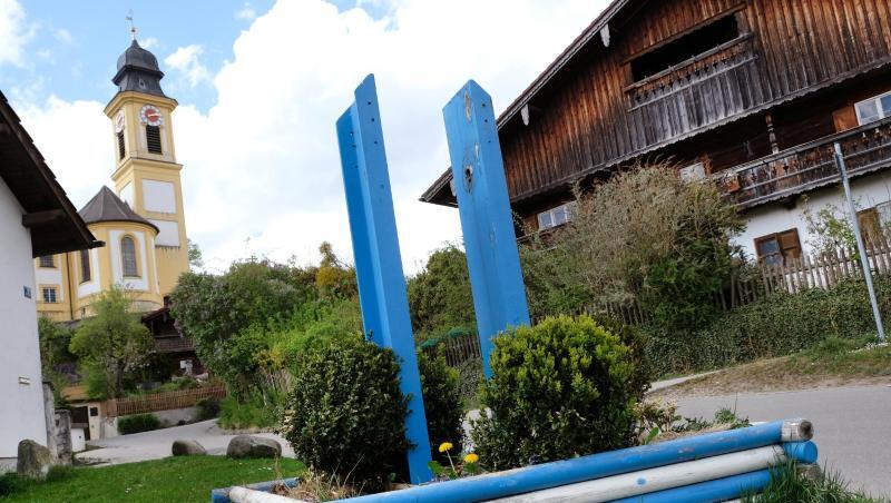 Nur eine leere Maibaum-Halterung ist an einem Platz unterhalb der Dorfkirche zu sehen. Foto: Stephan Jansen/dpa/Archivbild Nur eine leere Maibaum-Halterung ist an einem Platz unterhalb der Dorfkirche zu sehen. Foto: Stephan Jansen/dpa/Archivbild