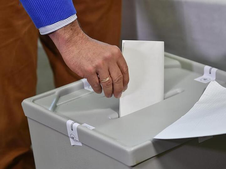 Ein Wähler wirft seinen Stimmzettel in eine Wahlurne. Foto: Patrick Pleul/dpa-Zentralbild/dpa/Symbolbild