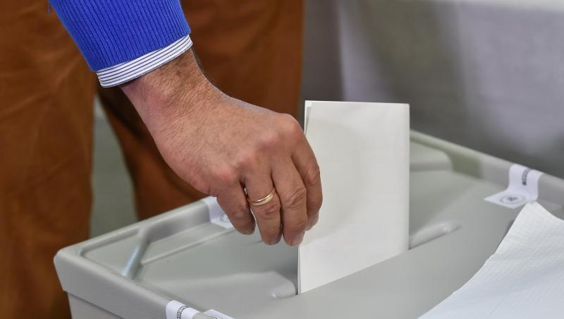 Ein Wähler wirft seinen Stimmzettel in eine Wahlurne. Foto: Patrick Pleul/dpa-Zentralbild/dpa/Symbolbild Ein Wähler wirft seinen Stimmzettel in eine Wahlurne. Foto: Patrick Pleul/dpa-Zentralbild/dpa/Symbolbild