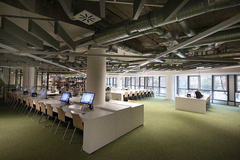 Das Studierzimmer: mit fest installierten PCs und Lernkabinetten.