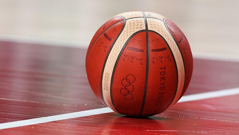 Ein Basketball liegt auf dem Spielfeld.