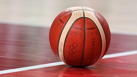 Ein Basketball liegt auf dem Spielfeld.