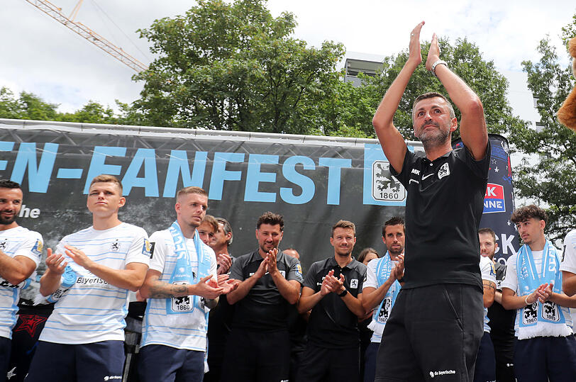 Bester Laune: Chefcoach Michael Köllner bei der Teampräsentation.