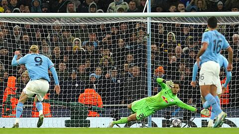 Vom Elfmeterpunkt brachte Erling Haaland (l) Man City in Führung.