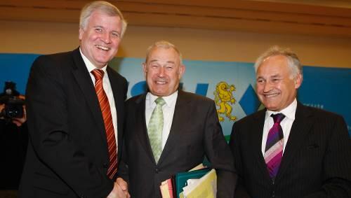 Muskelspiele in München: Horst Seehofer und seine beiden Vorgänger. Muskelspiele in München: Horst Seehofer und seine beiden Vorgänger.