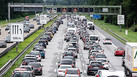 Der Verkehr staut sich auf der Autobahn 8 hinter München in Fahrtrichtung Brenner und Salzburg.