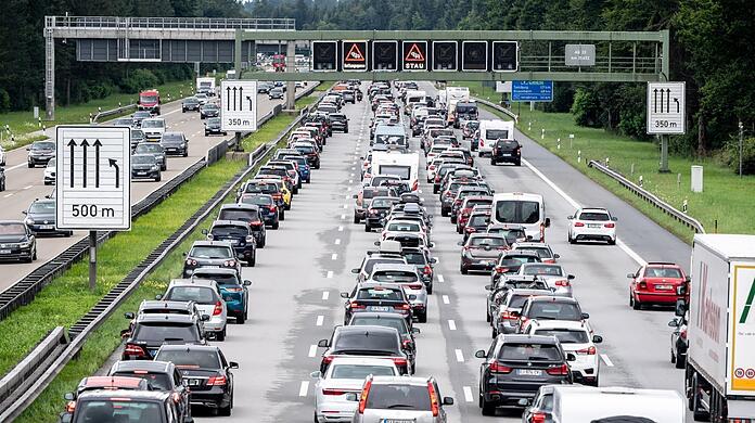 Der Verkehr staut sich auf der Autobahn 8 hinter München in Fahrtrichtung Brenner und Salzburg.