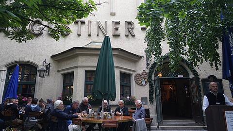 Der Eingang zum Augustinerkeller in der Arnulfstraße.