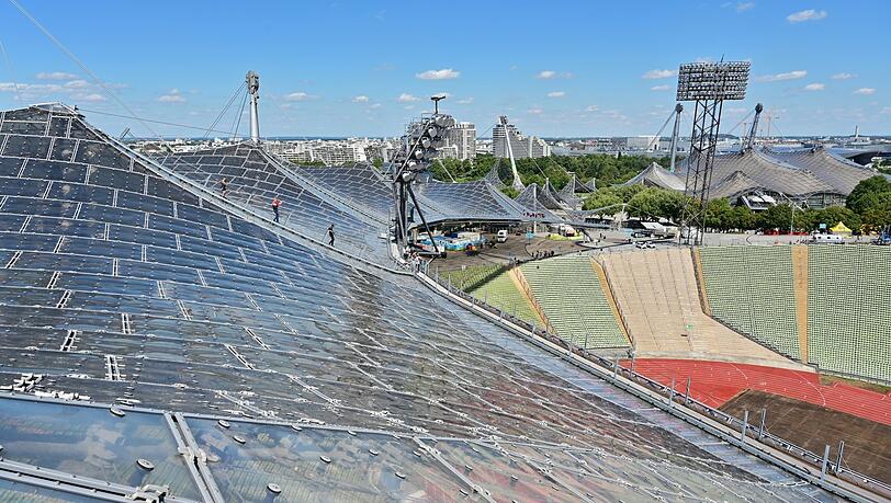In die Sanierung des Stadiondachs hat die Stadt 85 (!) Millionen Euro gesteckt.