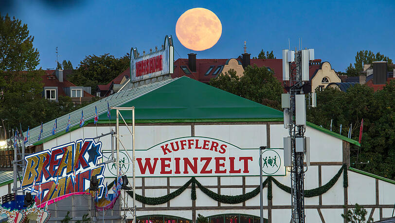 Zu vorgerückter Stunde eine beliebte Adresse für Feierfreudige und Promis: Kufflers Weinzelt.