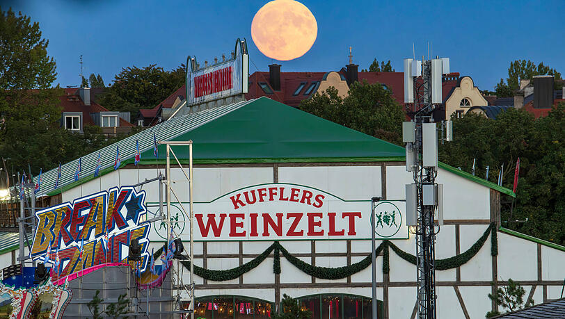 Zu vorgerückter Stunde eine beliebte Adresse für Feierfreudige und Promis: Kufflers Weinzelt. Zu vorgerückter Stunde eine beliebte Adresse für Feierfreudige und Promis: Kufflers Weinzelt.