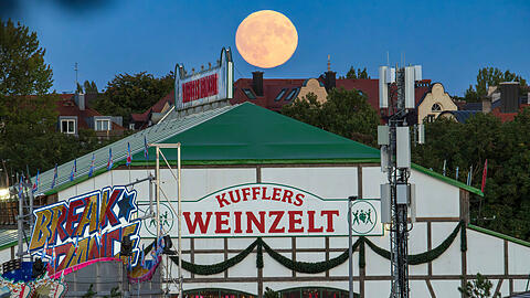 Zu vorgerückter Stunde eine beliebte Adresse für Feierfreudige und Promis: Kufflers Weinzelt.