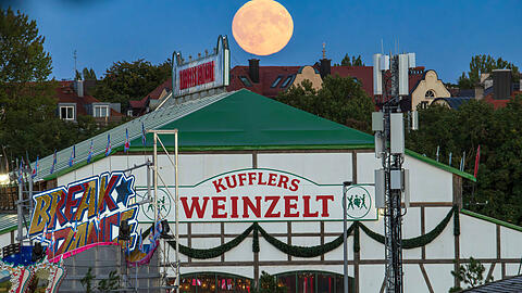 Zu vorgerückter Stunde eine beliebte Adresse für Feierfreudige und Promis: Kufflers Weinzelt.