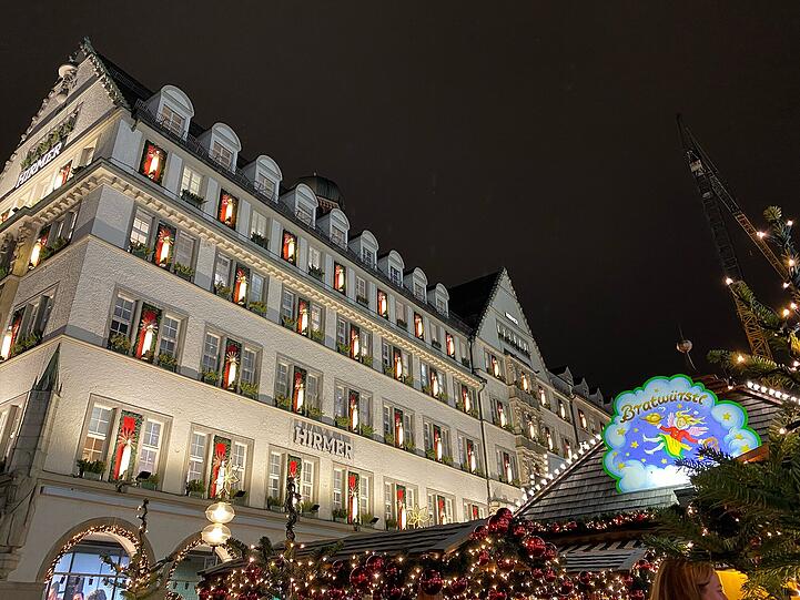 Alle Jahre wieder schön anzuschauen: die Fassade bei Hirmer, die mit
ihrer rot-grünen Fensterdeko an einen Adventskalender erinnert. Alle Jahre wieder schön anzuschauen: die Fassade bei Hirmer, die mit
ihrer rot-grünen Fensterdeko an einen Adventskalender erinnert.