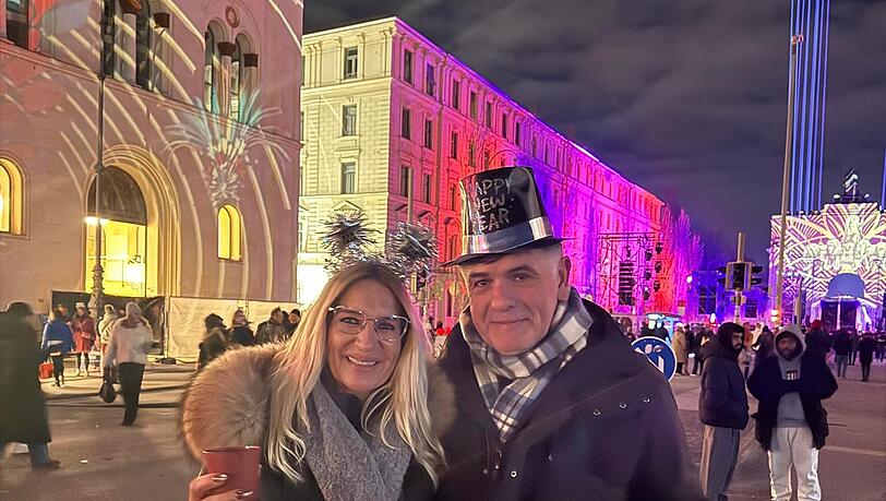 Die Partygäste Sylvia und Thomas finden den Eintrittspreis in Ordnung, schließlich würde ja auch viel geboten. Die Partygäste Sylvia und Thomas finden den Eintrittspreis in Ordnung, schließlich würde ja auch viel geboten.