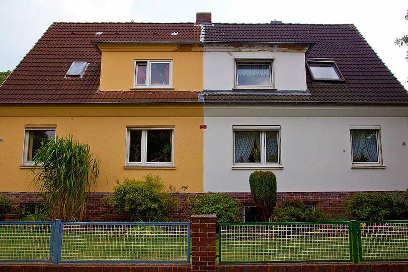 Bunt oder lieber dezent: Hauseigentümer haben bei der Fassadenfarbe die Qual der Wahl. In manchen Gemeinden muss man sich die Farbe genehmigen lassen.