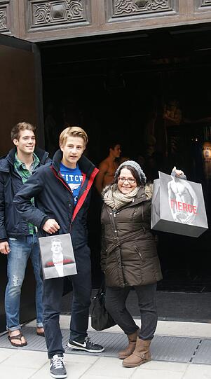 Eröffnung des neuen Abercrombie & Fitch-Flagstores in München in der Sendlinger Straße: Die beiden sind die ersten, die den Shop mit ihrer Beute wieder verlassen.