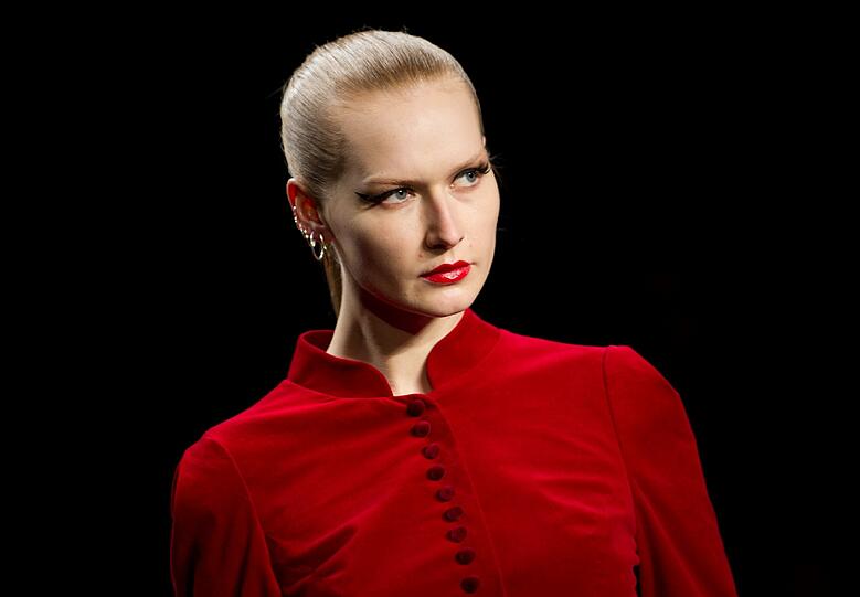 Eigenwillige Trends präsentiert das Label Lena Hoschek auf einer Modenschau im Zelt auf der Strasse des 17. Juni in Berlin zur Fashion Week.